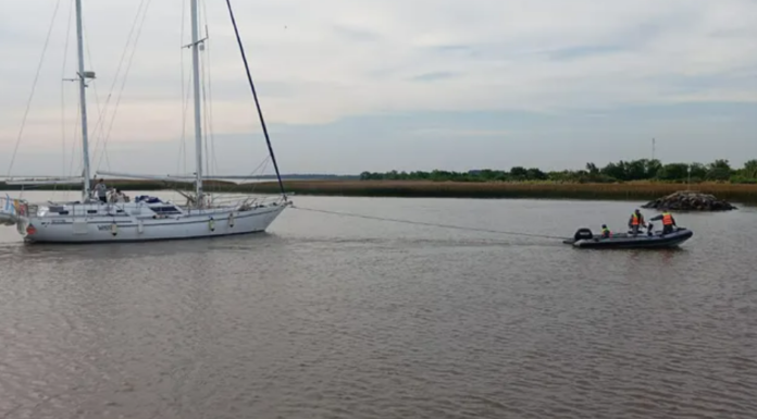 RESCATAN A VELERO ARGENTINO EN EL PUERTO DE CARMELO