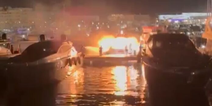 En el momento de la explosión, el yate estaba rodeado de personas que trataban de sofocar las llamas que ya quemaban el barco. No se han reportado heridos. Imagen cedida a Noudiari.es En el momento de la explosión, el yate estaba rodeado de personas que trataban de sofocar las llamas que ya quemaban el barco. No se han reportado heridos. Imagen cedida a Noudiari.es