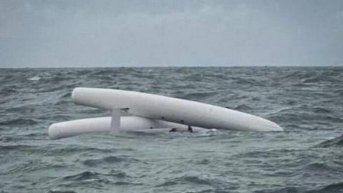 La embarcación volcada fue avistada cerca del faro de The Needles. Imagen cortesía de Solent Rescue.