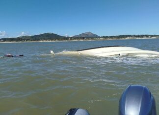 SE HUNDIÓ UNA EMBARCACIÓN EN PIRÍAPOLIS Y SUS TRIPULANTES FUERON RESCATADOS ILESOS