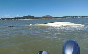 SE HUNDIÓ UNA EMBARCACIÓN EN PIRÍAPOLIS Y SUS TRIPULANTES FUERON RESCATADOS ILESOS