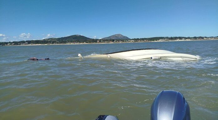 SE HUNDIÓ UNA EMBARCACIÓN EN PIRÍAPOLIS Y SUS TRIPULANTES FUERON RESCATADOS ILESOS