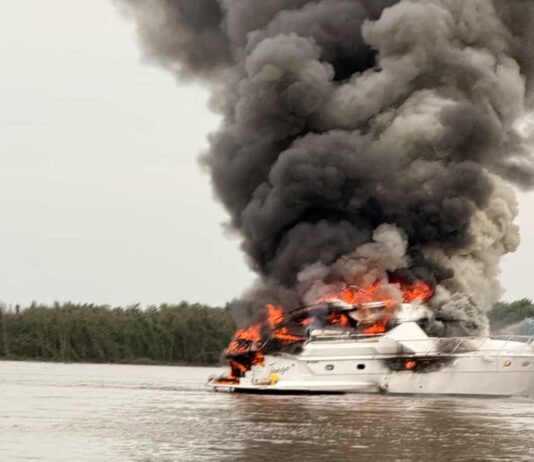 INCENDIO DESTRUYE EL YATE “TANGO” EN EL RÍO PARANÁ CERCA DE VILLA URQUIZA