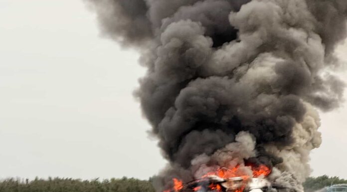 INCENDIO DESTRUYE EL YATE “TANGO” EN EL RÍO PARANÁ CERCA DE VILLA URQUIZA