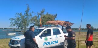 RESCATAN A TRES JÓVENES LUEGO DE QUE UN VELERO VOLCARA POR EL VIENTO EN SANTA ROSA (LA PAMPA)