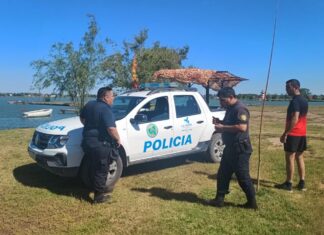 RESCATAN A TRES JÓVENES LUEGO DE QUE UN VELERO VOLCARA POR EL VIENTO EN SANTA ROSA (LA PAMPA)