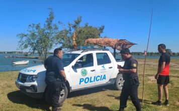 RESCATAN A TRES JÓVENES LUEGO DE QUE UN VELERO VOLCARA POR EL VIENTO EN SANTA ROSA (LA PAMPA)