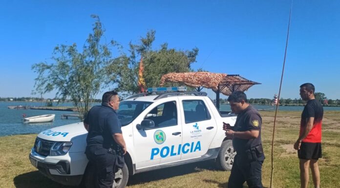 RESCATAN A TRES JÓVENES LUEGO DE QUE UN VELERO VOLCARA POR EL VIENTO EN SANTA ROSA (LA PAMPA)