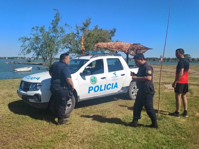 Laguna don Tomás en La Pampa, un velero se dio vuelta con tres tripulantes