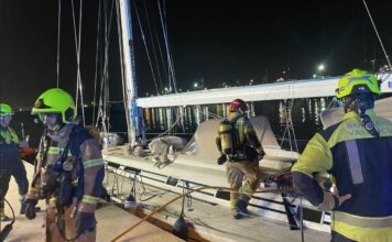 INCENDIO EN UN VELERO EN EL CLUB NÁUTICO DE VALENCIA