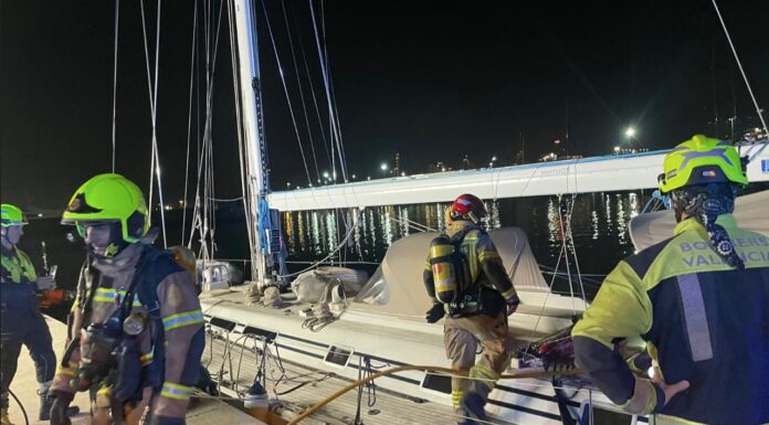 INCENDIO EN UN VELERO EN EL CLUB NÁUTICO DE VALENCIA