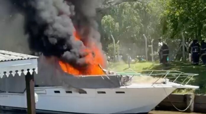 VIDEO – INCENDIO DESTRUYE UN YATE EN MARINA PUNTA CHICA