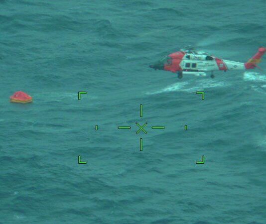 LA GUARDIA COSTERA DE EE. UU. RESCATA A CINCO PERSONAS EN UNA OPERACIÓN DE ALTO RIESGO A 260 MILLAS DE LA COSTA