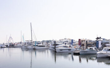 SALÓN NÁUTICO INTERNACIONAL DE ABU DABI 2025: LUJO, INNOVACIÓN Y DEPORTES ACUÁTICOS EN EL GOLFO PÉRSICO