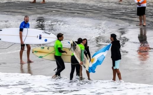 Los para surfistas argentinos Pablo Martínez y Georgina Melatini brillan en el Campeonato Mundial ISA de Parasurfing, que se realiza en Oceanside, California, Estados Unidos.