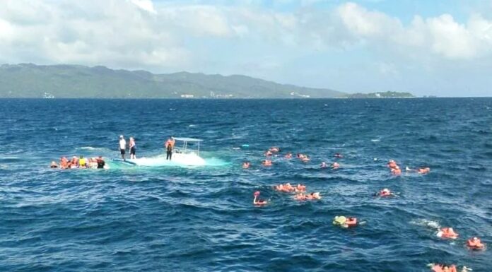 PÁNICO EN SAMANÁ: UN CATAMARÁN CON 55 TURISTAS SE HUNDIÓ DURANTE UNA EXCURSIÓN