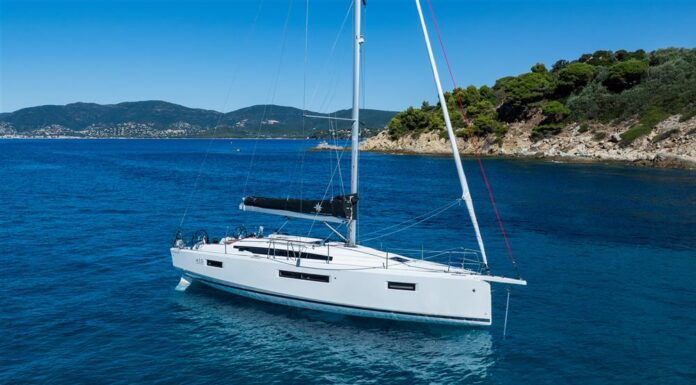 JEANNEAU SUN ODYSSEY 415: CONFORT Y NAVEGACIÓN DE ALTO NIVEL
