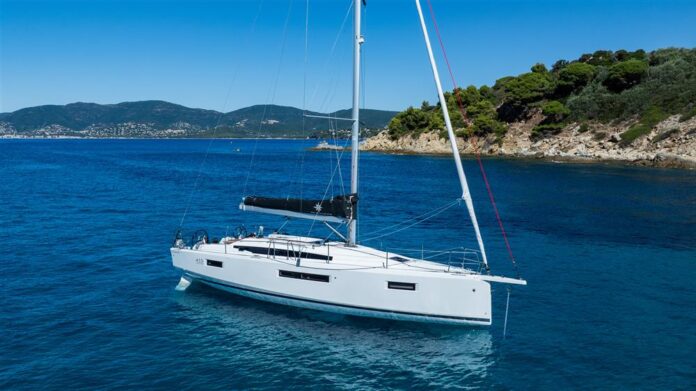 El Sun Odyssey 415 es un velero de crucero moderno diseñado para ofrecer una experiencia cómoda, versátil y confiable en el mar