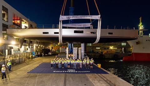 Southern Wind celebra el lanzamiento a la luz de la luna del tercer yate de su serie SW108, aprovechando una rara noche tranquila en Ciudad del Cabo.