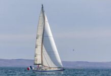 MISTERIO EN ALTA MAR: REMOLCAN EL VELERO CON DOS TRIPULANTES FALLECIDOS