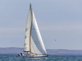 MISTERIO EN ALTA MAR: REMOLCAN EL VELERO CON DOS TRIPULANTES FALLECIDOS