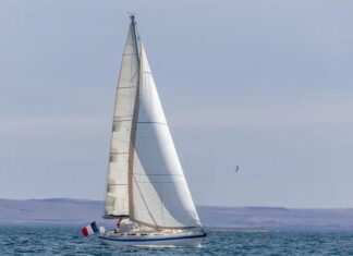 MISTERIO EN ALTA MAR: REMOLCAN EL VELERO CON DOS TRIPULANTES FALLECIDOS