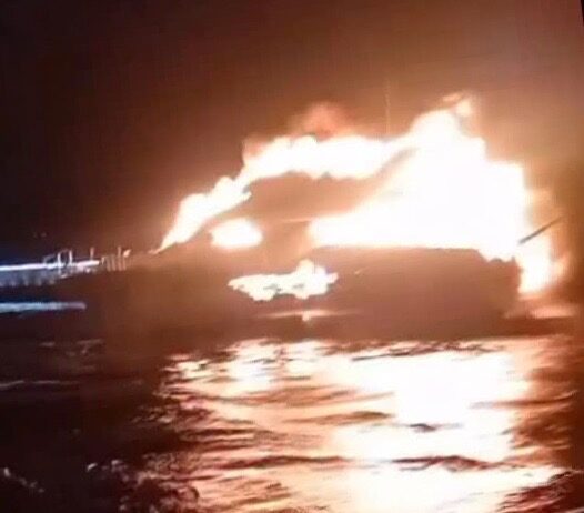 UNA EMBARCACIÓN DE ALQUILER SE INCENDIÓ EN LA MADRUGADA EN EL RÍO LUJÁN, A POCOS METROS DEL PUERTO DE FRUTOS