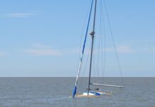 EL VELERO ODISEA AÚN RESISTE EN LAS PLAYAS DE RIACHUELO, URUGUAY