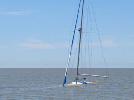 EL VELERO ODISEA AÚN RESISTE EN LAS PLAYAS DE RIACHUELO, URUGUAY