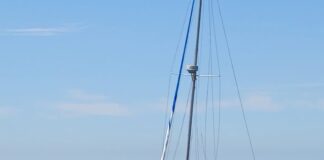EL VELERO ODISEA AÚN RESISTE EN LAS PLAYAS DE RIACHUELO, URUGUAY