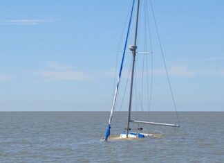 EL VELERO ODISEA AÚN RESISTE EN LAS PLAYAS DE RIACHUELO, URUGUAY