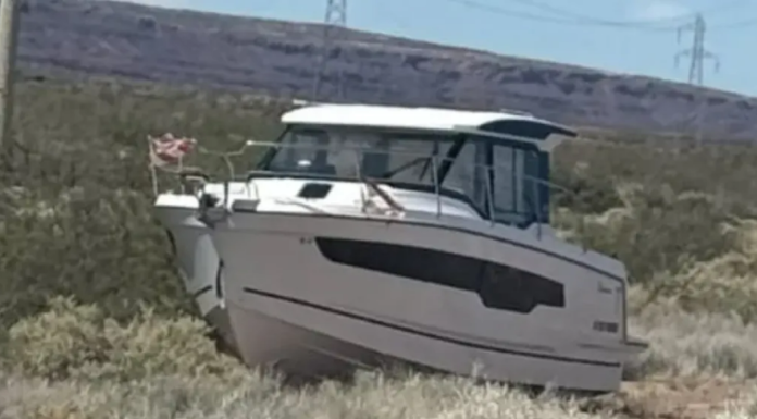 UNA EMBARCACIÓN SE DESPRENDIÓ DE UN CAMIÓN EN LA RUTA 237 Y ESTUVO A PUNTO DE PROVOCAR UNA TRAGEDIA