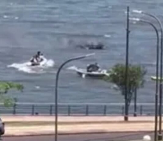 POSADAS – SE INCENDIÓ UNA LANCHA EN LA BAHÍA EL BRETE Y NO HUBO HERIDOS (VIDEO)