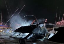 EEUU – YATE SE INCENDIA EN PUERTO DE LITTLE RIVER; BOMBEROS CONTIENEN EL FUEGO