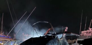 EEUU – YATE SE INCENDIA EN PUERTO DE LITTLE RIVER; BOMBEROS CONTIENEN EL FUEGO