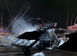 EEUU – YATE SE INCENDIA EN PUERTO DE LITTLE RIVER; BOMBEROS CONTIENEN EL FUEGO