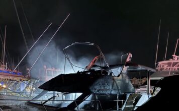 EEUU – YATE SE INCENDIA EN PUERTO DE LITTLE RIVER; BOMBEROS CONTIENEN EL FUEGO