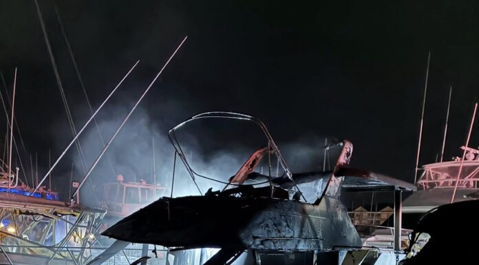 EEUU – YATE SE INCENDIA EN PUERTO DE LITTLE RIVER; BOMBEROS CONTIENEN EL FUEGO