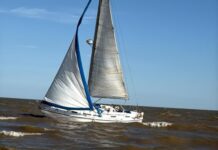 UN VELERO ARGENTINO QUEDÓ VARADO CERCA DE RIACHUELO EN URUGUAY