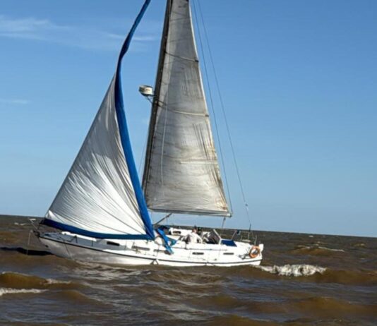 UN VELERO ARGENTINO QUEDÓ VARADO CERCA DE RIACHUELO EN URUGUAY
