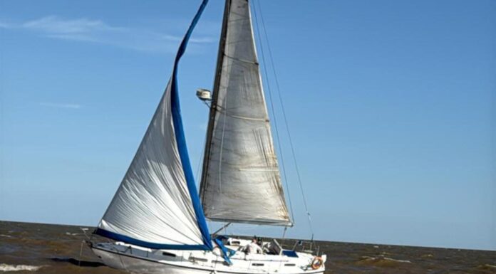 UN VELERO ARGENTINO QUEDÓ VARADO CERCA DE RIACHUELO EN URUGUAY