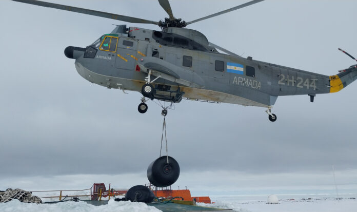 Helicoptero de la Armada Argentina operando en la Antártida