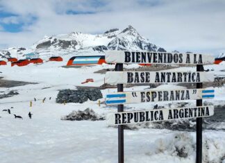 EL ROMPEHIELOS ARA “ALMIRANTE IRIZAR” OPERÓ EN LA BASES ANTÁRTICAS PETREL Y ESPERANZA