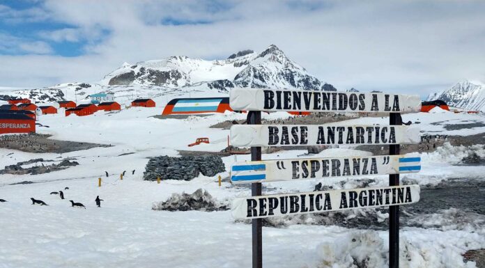 EL ROMPEHIELOS ARA “ALMIRANTE IRIZAR” OPERÓ EN LA BASES ANTÁRTICAS PETREL Y ESPERANZA