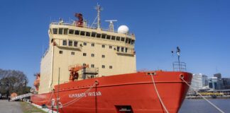 EL ROMPEHIELOS ARA “ALMIRANTE IRIZAR”ARRIBÓ A BUENOS AIRES