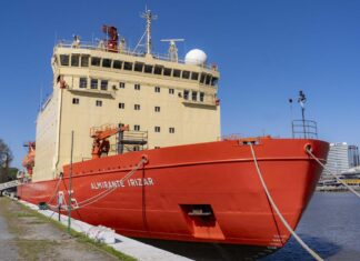 EL ROMPEHIELOS ARA “ALMIRANTE IRIZAR”ARRIBÓ A BUENOS AIRES