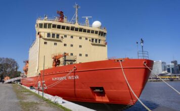 EL ROMPEHIELOS ARA “ALMIRANTE IRIZAR”ARRIBÓ A BUENOS AIRES