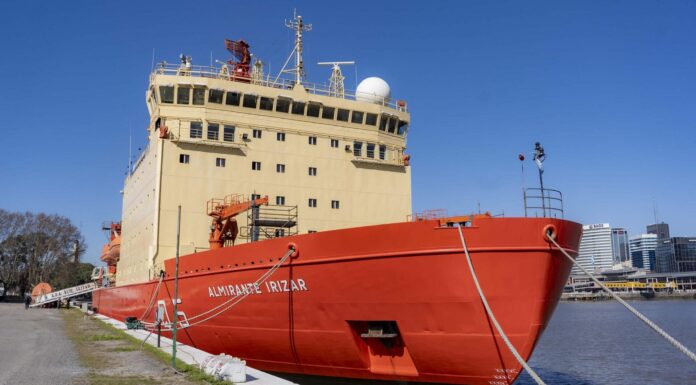 EL ROMPEHIELOS ARA “ALMIRANTE IRIZAR”ARRIBÓ A BUENOS AIRES