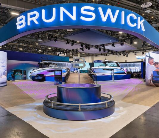 EL SEA RAY SLX 360 OB DEBUTA EN EL CES Y MARCA UN HITO PARA LA INDUSTRIA NÁUTICA