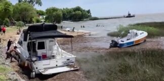 VIDEO – RETIRARON EL YATE QUE HABÍA QUEDADO VARADO EN LA COSTA DE MARTÍNEZ